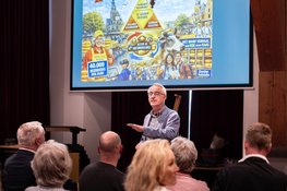 Eerste editie Kaaskrant uitgereikt aan wethouder Jan Hoekzema