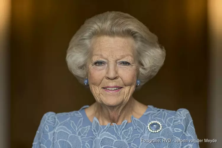 Prinses Beatrix bij opening tentoonstelling ARMANDO in Wassenaar