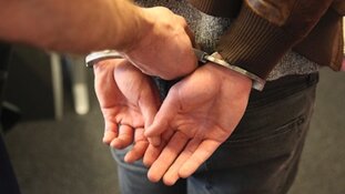Twee aanhoudingen na woninginbraak