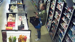 Gezocht: Diefstal goederen uit parfumeriewinkel
