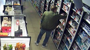 Gezocht: Diefstal goederen uit parfumeriewinkel