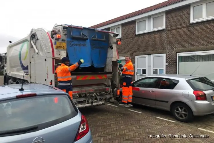 Wethouder Hubert Schokker rijdt mee tijdens afvalinzameling in Wassenaar