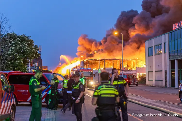 Grote brand bij plasticbedrijf in Ter Aar in wijde omtrek te zien, zelfs in Noord-Holland en Utrecht