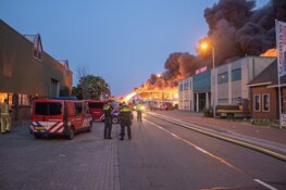 Grote brand bij plasticbedrijf in Ter Aar in wijde omtrek te zien, zelfs in Noord-Holland en Utrecht