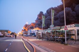 Grote brand bij plasticbedrijf in Ter Aar in wijde omtrek te zien, zelfs in Noord-Holland en Utrecht