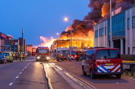 Grote brand bij plasticbedrijf in Ter Aar in wijde omtrek te zien, zelfs in Noord-Holland en Utrecht