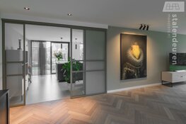 Alle drie deuren in woonkamer van staal!