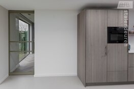 Alle drie deuren in woonkamer van staal!