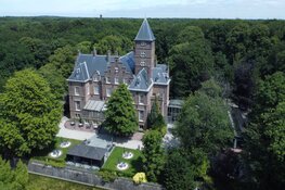 Historische kasteeltoren biedt uitzicht op skyline van Den Haag