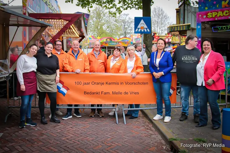 Een eeuw kermisplezier: familie De Vries/Overdevest al 100 jaar het hart van de Oranjekermis
