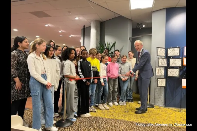 Leerlingen Jozefschool openen WOII-tentoonstelling in bibliotheek Wassenaar