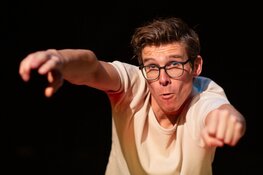 Cabaretier Remy Evers flipt de burenruzie om tot cabaretkunst