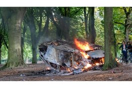 Uitgebrande politiewagen blijft achter na rellen en persfotograaf gewond naar ziekenhuis in Den Haag