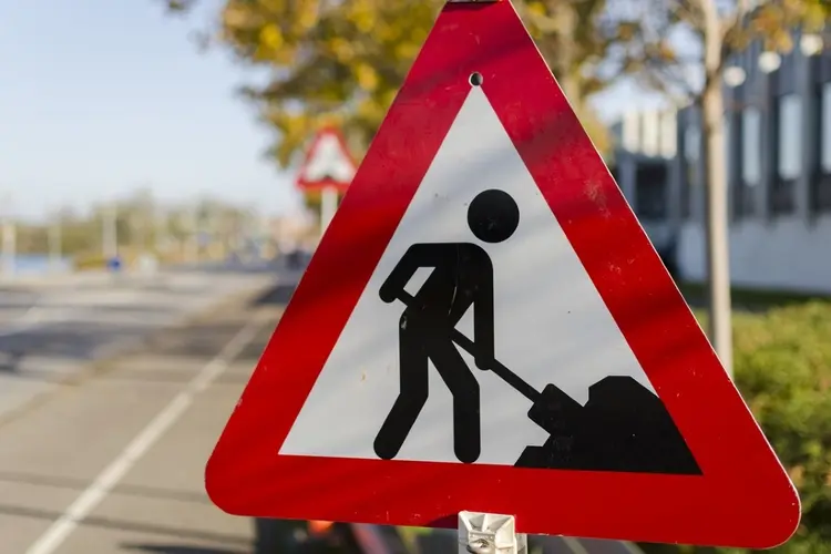 Groot onderhoud aan fietspad en stoep Backershagenlaan