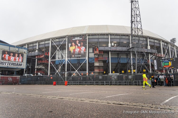 Excellerende Ueda helpt Feyenoord aan ruime zege op PEC Zwolle